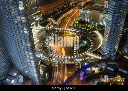 Erhöhte Ansicht der beleuchteten Autobahn mitten in der Stadtgebäude in der Nacht, Las Vegas, Nevada, USA Stockfoto