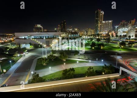 Längliche Automobil Lichtspuren des Verkehrs auf die beleuchtete Skyline der Innenstadt von SD, mit der San Diego Convention Center (links), im Dezember 2016. | weltweite Nutzung Stockfoto