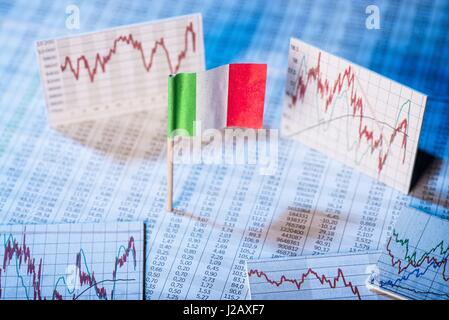 Italienische Flagge mit Tarifpreistabellen und Diagramme für die wirtschaftliche Entwicklung. | weltweite Nutzung Stockfoto