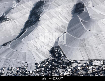 Luftaufnahme der Stadt von Schnee bedeckt Äckern, Hohenheim, Stuttgart, Baden-Württemberg Stockfoto