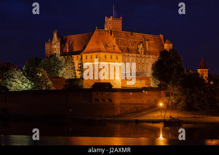 Schloß Malbork (Marienburg) in der Nacht in Polen, Europa, Hochschloss, mittelalterliche Architektur des Deutschen Ordens Ritter, UNESCO-Weltkulturerbe Stockfoto