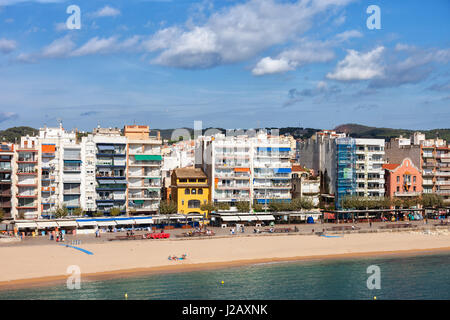 Spanien, Blanes, Apartmenthäuser auf Strand und Meer im Ferienort an der Costa Brava am Mittelmeer, Europa, Urlaubsziel. Stockfoto