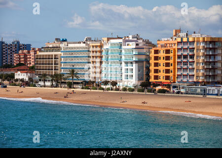 Spanien, Blanes, Mehrfamilienhäusern, Eigentumswohnungen entlang der Strand und das Meer im Ferienort an der Costa Brava am Mittelmeer, Europa, Urlaubsziel. Stockfoto