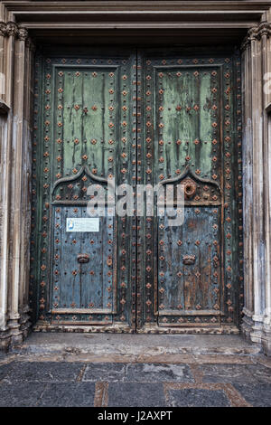 Spanien, Katalonien, Girona, Tür der Porta De La Misericordia Kathedrale von Girona, aus Holz mit Metallverstärkung Stockfoto