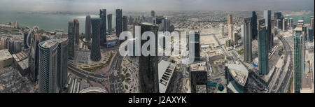 Panoramablick über Wolkenkratzer in der Stadt, Doha, Katar Stockfoto