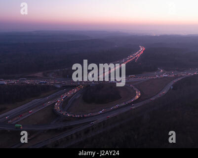 Luftaufnahme von sich kreuzenden Autobahnen mitten in der Landschaft bei Sonnenuntergang, Stuttgart, Deutschland Stockfoto