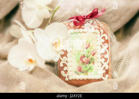 Festliche Lebkuchen mit Dekoration und Orchidee für Überraschung Stockfoto