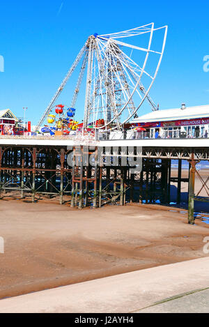 Wiederaufbau das Riesenrad am Central Pier, Blackpool, nach seiner Winter Service und Wartung Stockfoto