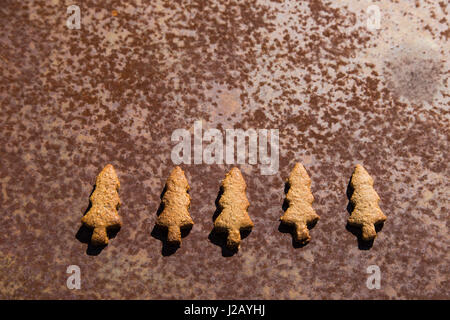 Direkt oben geschossen von Lebkuchen Weihnachten Bäume auf rostigen Metall Stockfoto