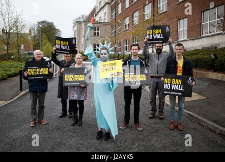 Amnesty International protestiert vor der US-Botschaft in Belfast gegen die ersten 100 Tage im Amt (29. April) von US-Präsident Donald Trump. Stockfoto