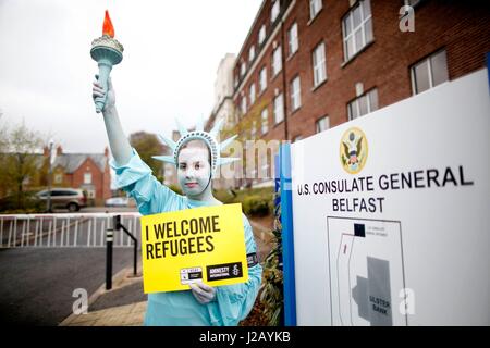 Amnesty International protestiert vor der US-Botschaft in Belfast gegen die ersten 100 Tage im Amt (29. April) von US-Präsident Donald Trump. Stockfoto