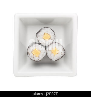 Frühlingsrolle Kombu in eine quadratische Schale isoliert auf weißem Hintergrund Stockfoto