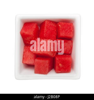 Gewürfelte Wassermelone in eine quadratische Schale isoliert auf weißem Hintergrund Stockfoto