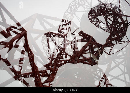 Niedrigen Winkel Ansicht von ArcelorMittal Orbit gesehen durch Glas, London, England Stockfoto