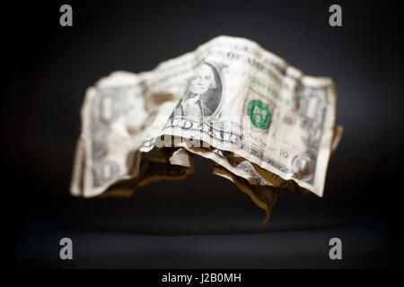 Nahaufnahme der zerknitterten alte amerikanische einem Dollar-Scheine vor schwarzem Hintergrund schweben Stockfoto