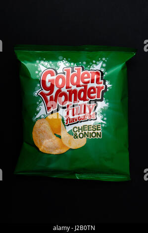 Golden Wonder Käse & Zwiebel Chips Stockfoto