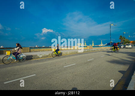 George Town, Malaysia - 10. März 2017: Schöne malerische Aussicht auf unbekannte muslimische Frauen Reiten Fahrräder entlang der Esplanade, eine Lage am Wasser im Herzen der Stadt. Stockfoto