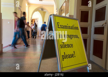 Prüfung im Fortschritt Stille bitte. Schild am UWC International School in Mostar, Bosnien-Herzegowina. Stockfoto