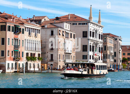 Vaporetto Haltestelle am Canale Grande in Venedig, Italien Stockfoto