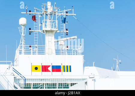 Abstrakte und konzeptionelle Technologie, Radar auf einem Schiff. ARPA ist einer der maritimen Navigationswerkzeug zur Vermeidung von Kollisionen oder Arbeitsunfälle Seenebel. Stockfoto