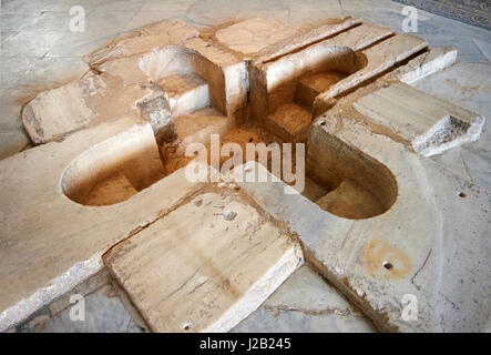 6. Jahrhundert byzantinische Roman Christian Spaziergang im Taufbecken aus Marmor gefertigt. Das Bardo National Museum, Tunis, Tunesien Stockfoto