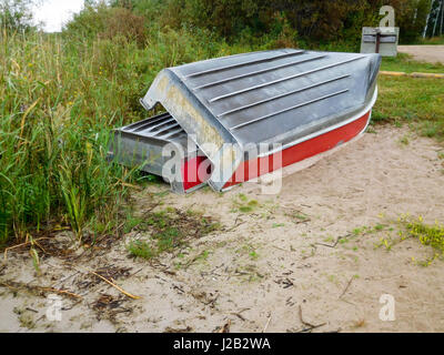 Zwei Aluminium-Boote am Ufer hochgezogen. Stockfoto