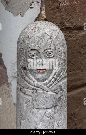 Geschnitzten Stein Poller mit Frau Gesicht, Ljubljana, Slowenien Stockfoto