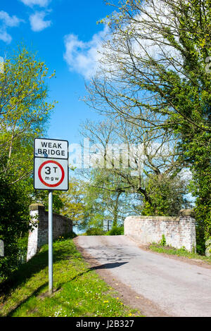 Schwache Brücke Warnung Verkehr anmelden Cheshire UK Stockfoto