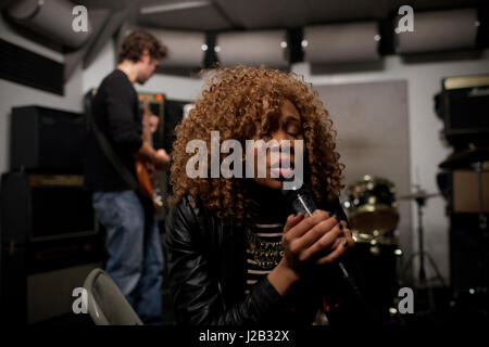 Musiker Proben in einem Tonstudio Stockfoto