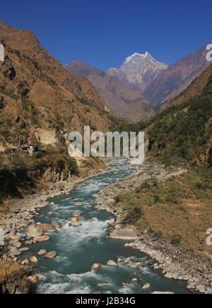 Kali Gandaki Fluss und Berg Nilgiri. Landschaft im Annapurna Conservation Area, Nepal. Stockfoto