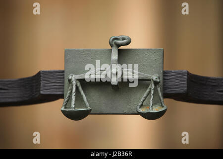 Libra. Sternzeichen entworfen von tschechischer Bildhauer Jaroslav Horejc (1954-1957) für die dekorative Bronze Grille von der Golden Gate Saint Vitus Kathedrale in Prag, Tschechien. Stockfoto