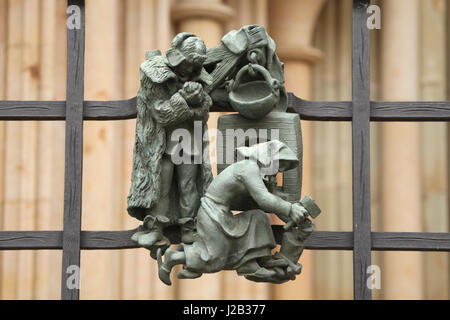 Bäuerin, Hacken von Brennholz für den Ofen im Winter. Allegorie der Jahreszeiten von tschechischer Bildhauer Jaroslav Horejc (1954-1957) für die dekorative Bronze Grille von der Golden Gate Saint Vitus Kathedrale in Prag, Tschechische Republik entworfen. Stockfoto