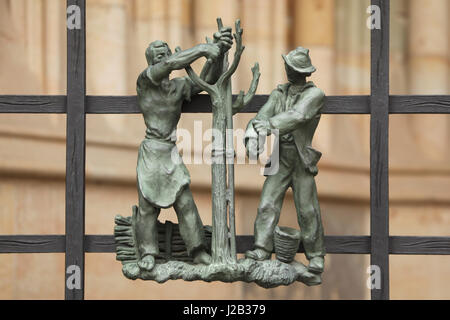 Bauern Bäume im Frühling. Allegorie der Jahreszeiten von tschechischer Bildhauer Jaroslav Horejc (1954-1957) für die dekorative Bronze Grille von der Golden Gate Saint Vitus Kathedrale in Prag, Tschechische Republik entworfen. Stockfoto