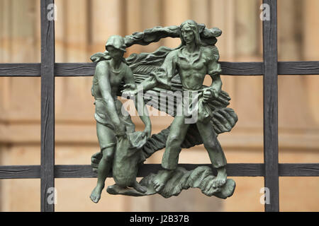 Bauern, die Aussaat im Frühjahr. Allegorie der Jahreszeiten von tschechischer Bildhauer Jaroslav Horejc (1954-1957) für die dekorative Bronze Grille von der Golden Gate Saint Vitus Kathedrale in Prag, Tschechische Republik entworfen. Stockfoto