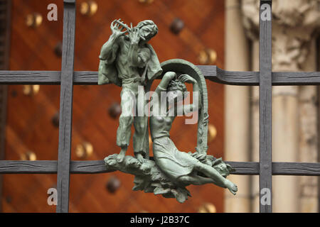 Liebhaber im Frühjahr. Allegorie der Jahreszeiten von tschechischer Bildhauer Jaroslav Horejc (1954-1957) für die dekorative Bronze Grille von der Golden Gate Saint Vitus Kathedrale in Prag, Tschechische Republik entworfen. Stockfoto