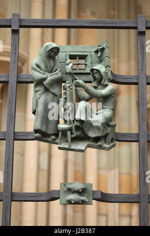 Bäuerinnen im Winter drehen. Allegorie der Jahreszeiten von tschechischer Bildhauer Jaroslav Horejc (1954-1957) für die dekorative Bronze Grille von der Golden Gate Saint Vitus Kathedrale in Prag, Tschechische Republik entworfen. Stockfoto