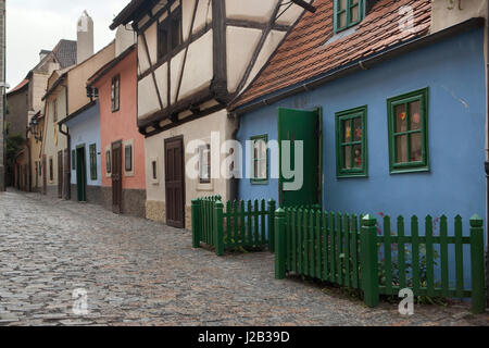 Mittelalterlichen Häusern in goldene Linie auf der Prager Burg in Prag, Tschechien. Franz Kafka lebte seit etwa zwei Jahren zwischen 1916 und 1917 in Haus Nr. 22 (das blaue Haus im Bild im Hintergrund). Stockfoto