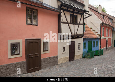 Mittelalterlichen Häusern in goldene Linie auf der Prager Burg in Prag, Tschechien. Stockfoto