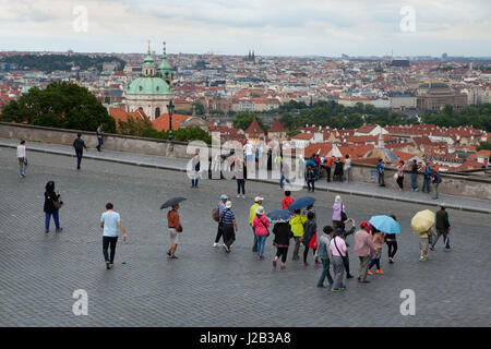 Touristen besuchen Beobachtungspunkt auf Hradschin-Platz in Prag, Tschechische Republik, mit Panoramablick auf die Innenstadt von Prag im Hintergrund zu sehen. Stockfoto