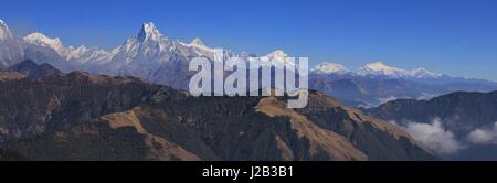 Herbsttag im Himalaya. Annapurna-Sortiment von Mohare Danda, Nepal gesehen. Stockfoto