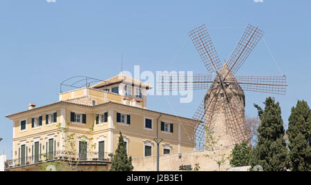 Windmühle am Paseo Maritimo in Palma De Mallorca, Spanien Stockfoto