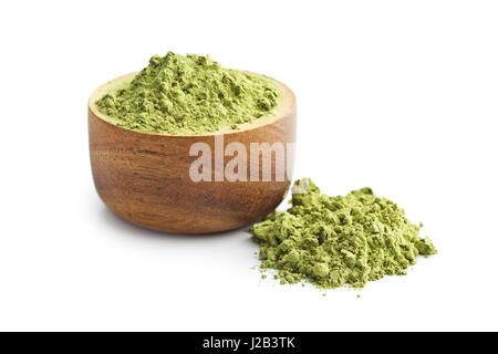 Grünen Matcha Teepulver in Holzschale isoliert auf weißem Hintergrund. Stockfoto