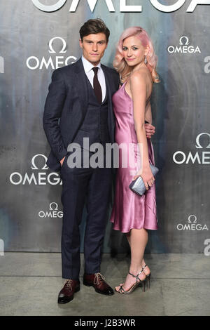 Oliver Cheshire und Pixie Lott Teilnahme an Lost in Space Veranstaltung anlässlich des 60. Jahrestages der OMEGA Speedmaster statt in der Turbinenhalle, Tate Modern, 25 Sumner Street, Bankside, London. Stockfoto