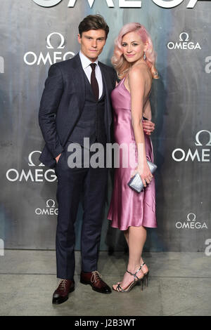 Oliver Cheshire und Pixie Lott Teilnahme an Lost in Space Veranstaltung anlässlich des 60. Jahrestages der OMEGA Speedmaster statt in der Turbinenhalle, Tate Modern, 25 Sumner Street, Bankside, London. Stockfoto