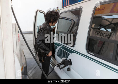 Junger Mann Pumpen gas Stockfoto