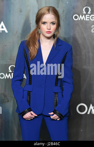 Ellie Bamber Teilnahme an Lost in Space Veranstaltung zur Feier des 60. Jahrestages der OMEGA Speedmaster hielt in der Turbinenhalle, Tate Modern, 25 Sumner Street, Bankside, London. Stockfoto