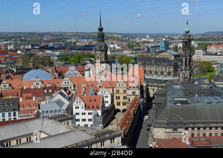 Blick auf Dresden von der Spitze der rekonstruierten Frauenkirche in Dresden, Sachsen, Deutschland.