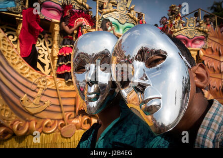 Zwei jungen mit silbernen Masken beteiligen sich an den Karneval. Stockfoto