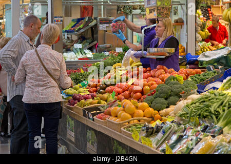 Obst und Gemüse Stand auf Mercat de L´Olivar in Palma De Mallorca, Spanien Stockfoto