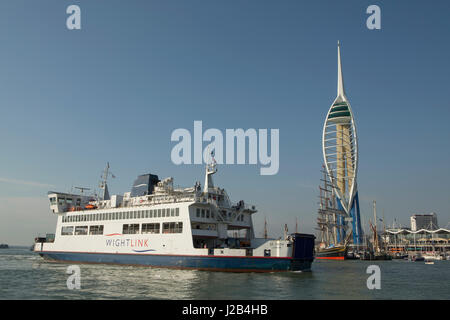 Blick auf den Spinnaker Tower in Gunwharf Portsmouth vom Punkt Spice Island. St Faiths Wightlink Car ferry vor vorbei. Stockfoto